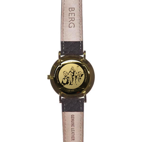 baksiden av brannklokken med spillere inngravert